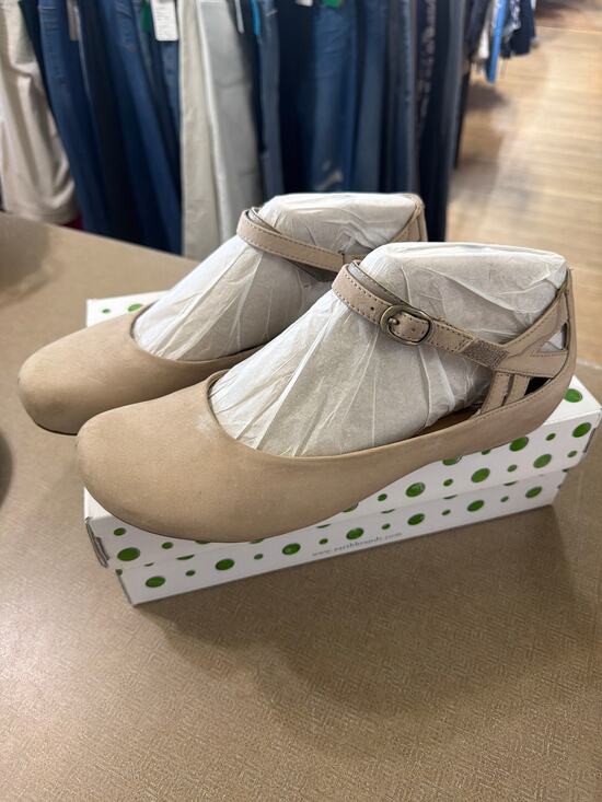 Earth Shoes - Earthies by Earth Women's Capri in Taupe soft Buck size 11